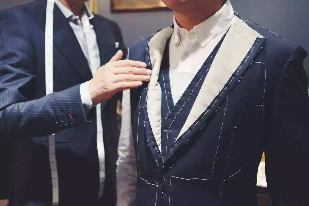 職業(yè)裝也能突顯風格